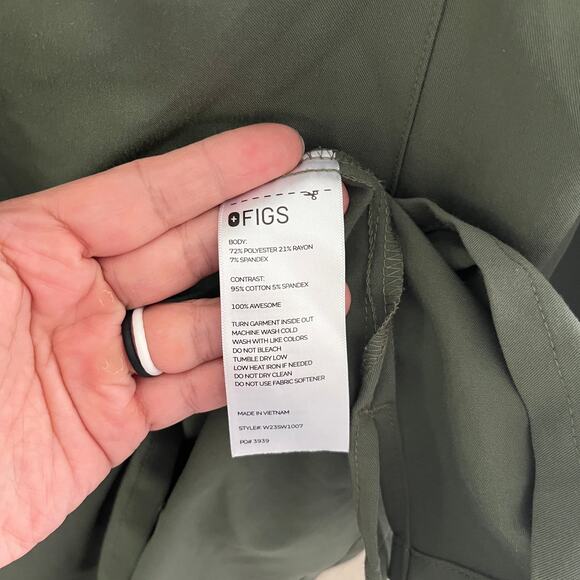 Figs Catarina One pocket Scrub longsleeves in olive green - Picture 7 of 10